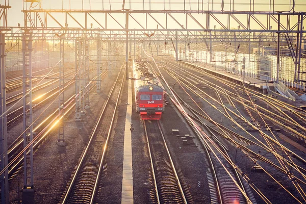 Ferrocarril Atardecer Transporte Público Transporte Personas Mercancías Viajar Por Ciudades — Foto de Stock