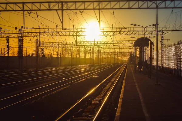 gün batımı toplu taşıma, tren. insan ve yük taşıma aracı. Şehirler ve ülkeler çevresinde seyahat