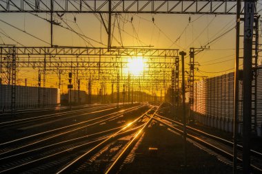 gün batımı toplu taşıma, tren. insan ve yük taşıma aracı. Şehirler ve ülkeler çevresinde seyahat