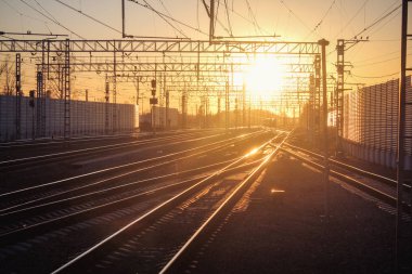gün batımı toplu taşıma, tren. insan ve yük taşıma aracı. Şehirler ve ülkeler çevresinde seyahat