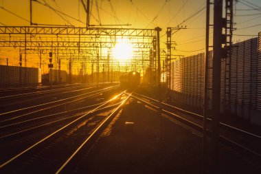 gün batımı toplu taşıma, tren. insan ve yük taşıma aracı. Şehirler ve ülkeler çevresinde seyahat
