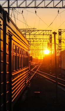 gün batımı toplu taşıma, tren. insan ve yük taşıma aracı. Şehirler ve ülkeler çevresinde seyahat