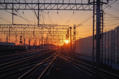 gün batımı toplu taşıma, tren. insan ve yük taşıma aracı. Şehirler ve ülkeler çevresinde seyahat