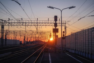 gün batımı toplu taşıma, tren. insan ve yük taşıma aracı. Şehirler ve ülkeler çevresinde seyahat