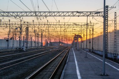 gün batımı toplu taşıma, tren. insan ve yük taşıma aracı. Şehirler ve ülkeler çevresinde seyahat