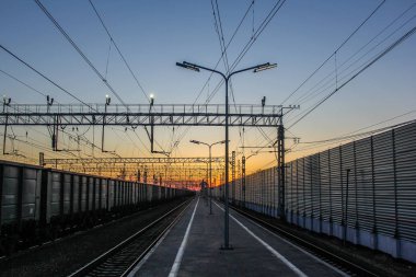 gün batımı toplu taşıma, tren. insan ve yük taşıma aracı. Şehirler ve ülkeler çevresinde seyahat