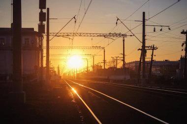 gün batımı toplu taşıma, tren. insan ve yük taşıma aracı. Şehirler ve ülkeler çevresinde seyahat