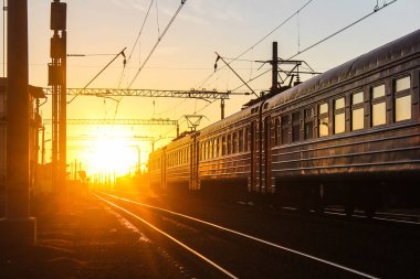 gün batımı toplu taşıma, tren. insan ve yük taşıma aracı. Şehirler ve ülkeler çevresinde seyahat