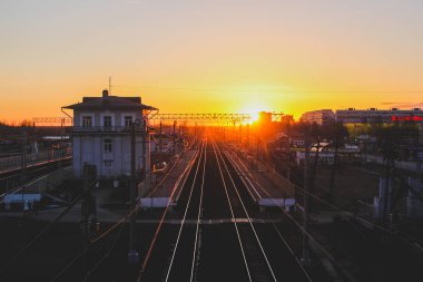 gün batımı toplu taşıma, tren. insan ve yük taşıma aracı. Şehirler ve ülkeler çevresinde seyahat