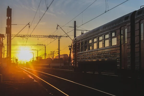 Σιδηροδρόμων Στο Ηλιοβασίλεμα Δημόσιων Μεταφορών Μεταφορά Ανθρώπων Και Εμπορευμάτων Ταξιδεύουν — Φωτογραφία Αρχείου