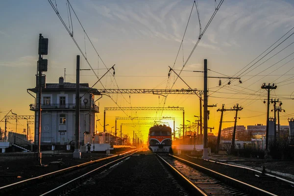 Ferrocarril Atardecer Transporte Público Transporte Personas Mercancías Viajar Por Ciudades — Foto de Stock