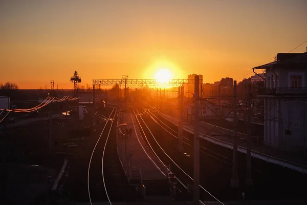 Eisenbahn Bei Sonnenuntergang Personen Und Güterverkehr Reisen Durch Städte Und — Stockfoto