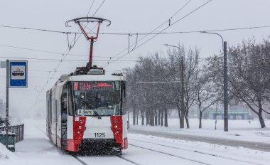 Kış mevsiminde caddelerden geçen tramvay manzarası