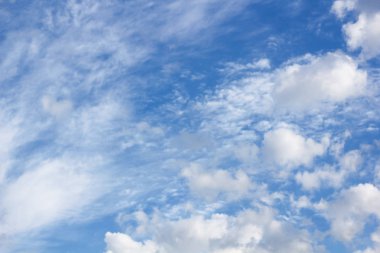 Üzerinde mavi bir gökyüzü ışık bulutlar