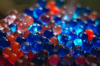 arka plan olarak kırmızı ve mavi şeffaf cam topları doku 