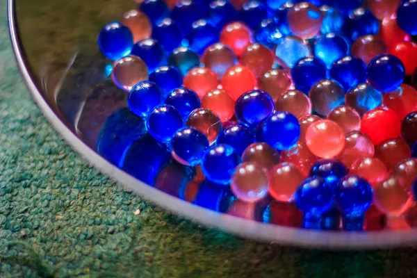 Bolas Vidro Transparente Vermelho Azul Tigela — Fotografia de Stock