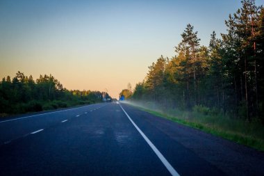 Boş sisli yol görünümü