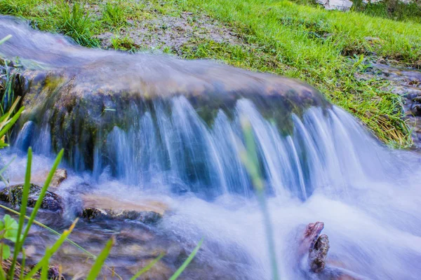 Cachoeira Primavera Floresta Verde — Fotografia de Stock