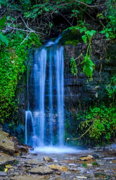Wiosna Wodospad Zielonym Lesie — Zdjęcie stockowe