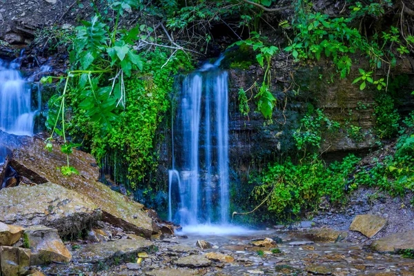 Wiosna Wodospad Zielonym Lesie — Zdjęcie stockowe
