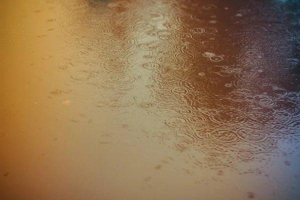 雨が背景として水面に落ちる — ストック写真