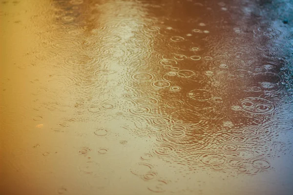 Queda Gotas Chuva Superfície Água Como Fundo — Fotografia de Stock