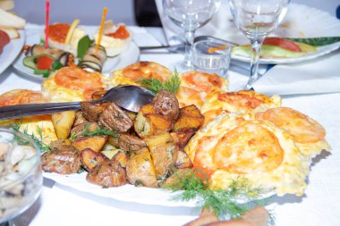 Tablo ayarı farklı hayaller yemekler ile düğün  