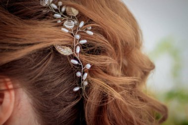 sprig ile süslenmiş gelin saç modeli yakın