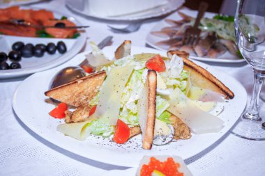 Beyaz tabakta somon ve balık