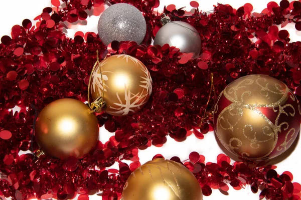 Nahaufnahme Von Weihnachtsspielzeug Dekorationen Auf Weißem Hintergrund — Stockfoto