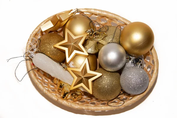 Close Van Kerstmis Speelgoed Ballen Houten Mand Geïsoleerd Witte Achtergrond — Stockfoto