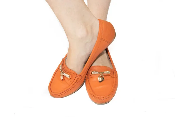 Nahaufnahme Weiblicher Beine Orangefarbenen Schuhen Auf Weißem Hintergrund — Stockfoto