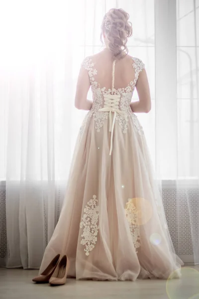 Rückansicht Der Braut Mit Frisur Weißen Kleid Auf Fensterhintergrund — Stockfoto