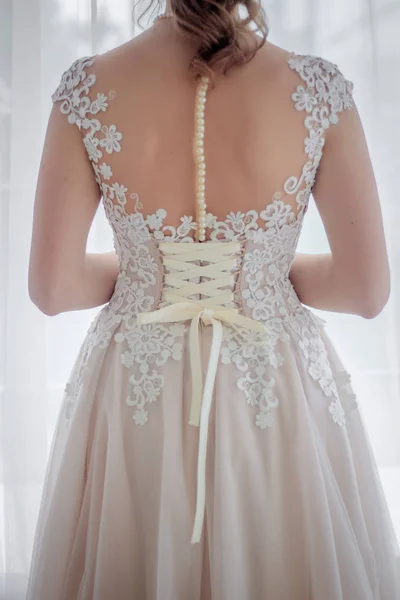 Задний Вид Невесты Прической Белом Платье Фоне Окна — стоковое фото
