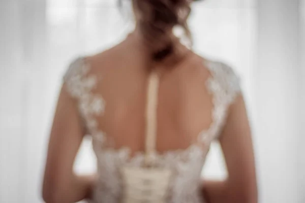Vue Arrière Mariée Avec Coiffure Robe Blanche Sur Fond Fenêtre — Photo