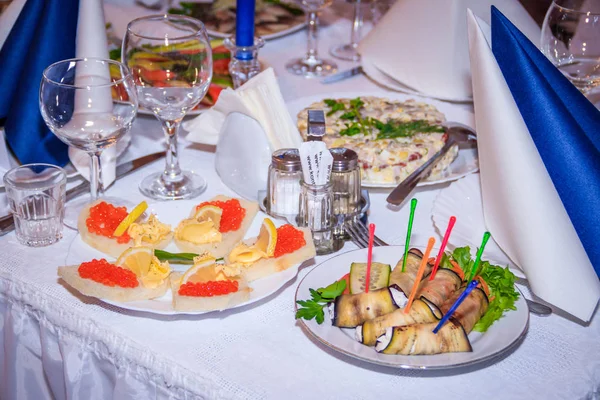 Tablo ayarı farklı hayaller yemekler ile düğün  