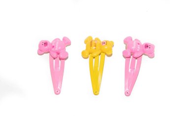 Beyaz arka planda izole edilmiş saç tokaları. Güzel bir saç stili için eşyalar. Güzellik ve moda.