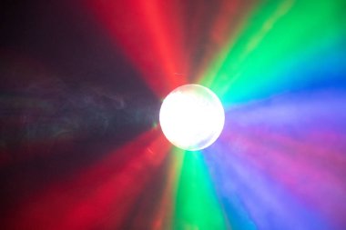 projektör renkli ışınları aydınlatma görünümü 