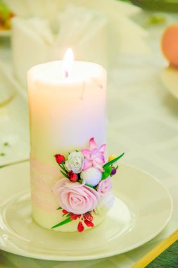 Çiçekli güzel bir spa masası.