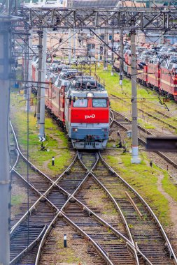 Gündüz vakti trenli Rus demiryolu manzarası 