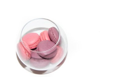 beyaz arka plan üzerinde izole pembe makaronlar yakın