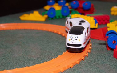 Parktaki stadyumda koşuyor.