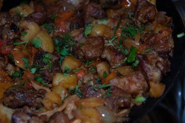 Güney kızarmış tavuk kanatları servis etmeden önce üzerine sos sürülmüş.