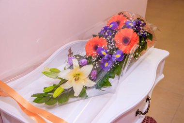 Gelin ve damat gelinlik giymiş.