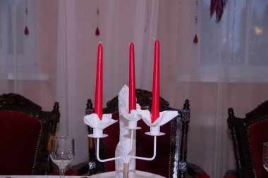 Kırmızı ve beyaz noel süslemesi