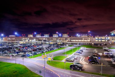 Pulkovo Havalimanı geceleri. Ekim 2018, Rusya, Stpetersburg Havaalanı Otopark