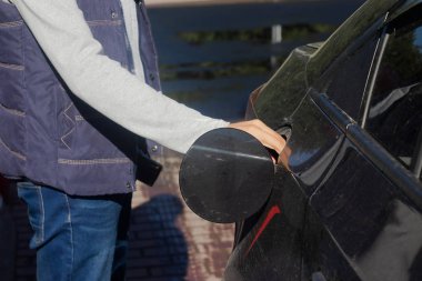 Yakıt ikmali yapan adam, yakın plan.