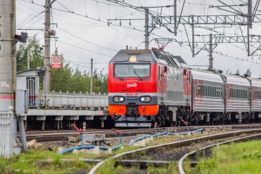 Buhar lokomotifler, elektrikli lokomotifler demiryolu parça deposunda. Depo içinde Elektrikli trenler vardır. 