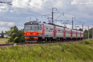Buhar lokomotifler, elektrikli lokomotifler demiryolu parça deposunda. Depo içinde Elektrikli trenler vardır. 