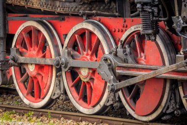 Eski buharlı lokomotif tekerlekleri. Eski tarz